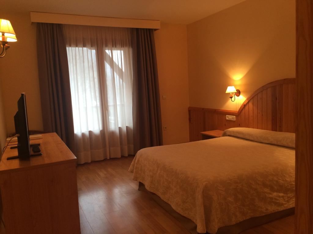 Hotel Estanys Blaus Tavascan Bagian luar foto