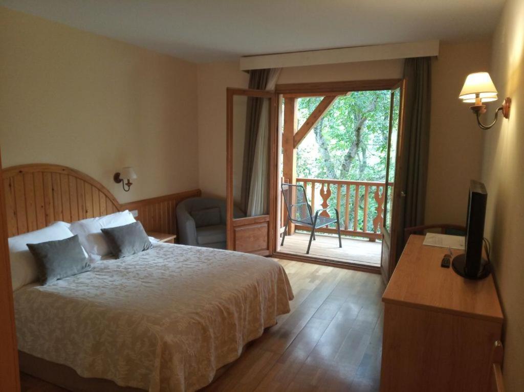 Hotel Estanys Blaus Tavascan Bagian luar foto